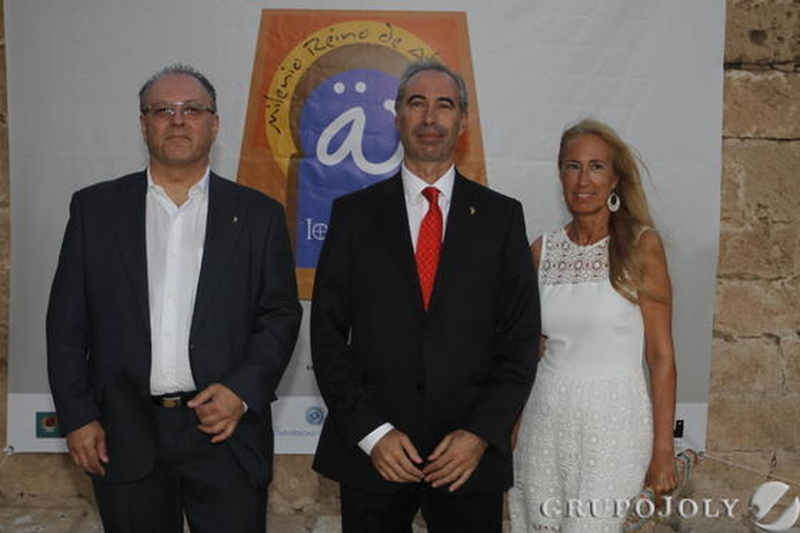 El responsable de Recursos Humanos de Michelin Almería, Julio Nájera junto al director general de la citada empresa, Javier Deleyto y Ana Rico. Los tres no quisieron perderse la gala y al concierto del violinista libanés en este día de fiesta para el Diario./ Rafael González y Ricardo García