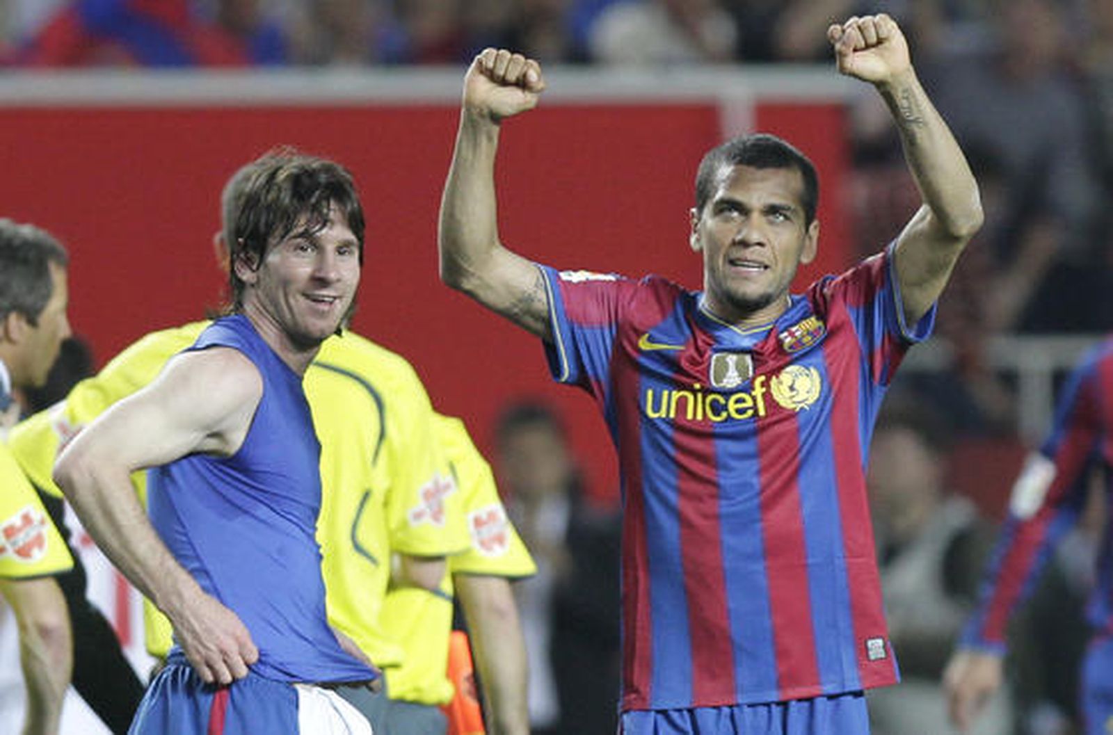 El Sevilla está más cerca de la Liga de Campeones pese a perder ante el Barcelona con diez jugadores por expulsión de Konko. / Antonio Pizarro