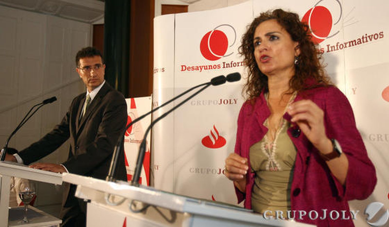 María Jesús Montero, durante el coloquio, moderado por el director de 'Huelva Información', Javier Chaparro.

Foto: Josué Correa