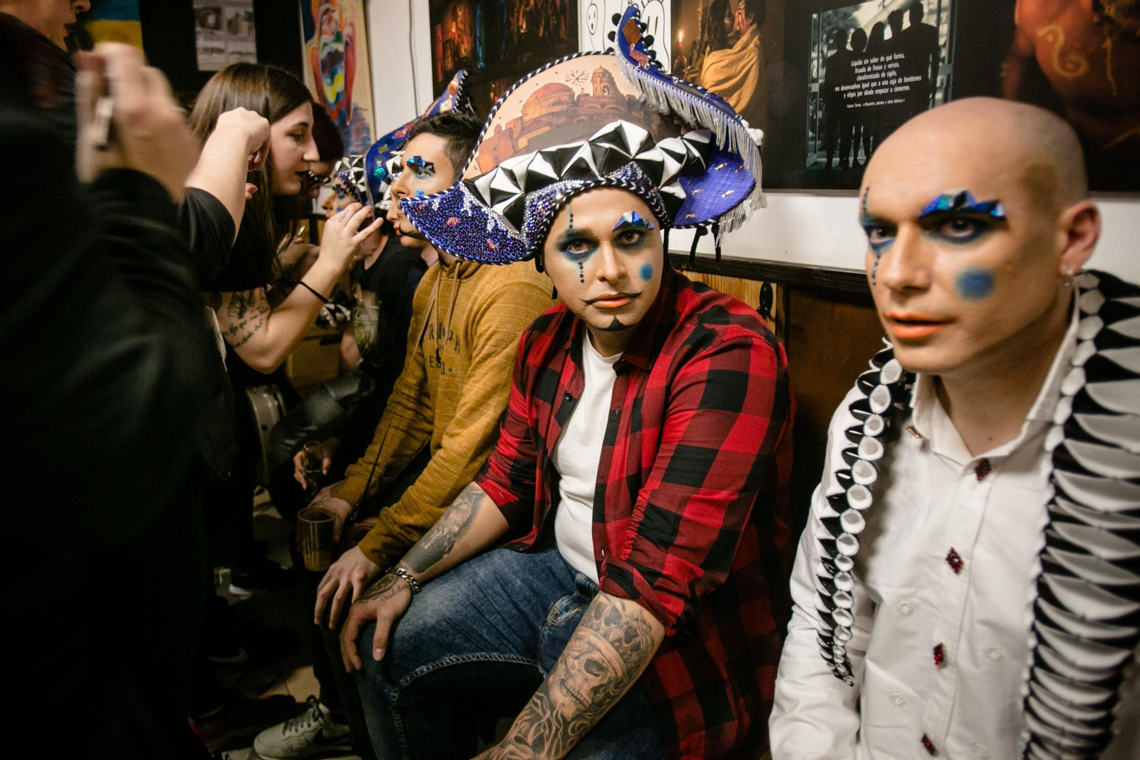 La comparsa de Juan Carlos Aragón "la gaditaníssima", preparándose para su actuación en el Falla.