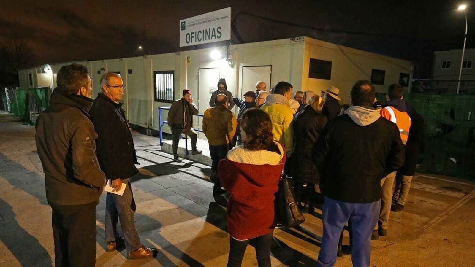Usuarios guardan cola antes de la apertura de la oficina de la ITV de Algeciras.