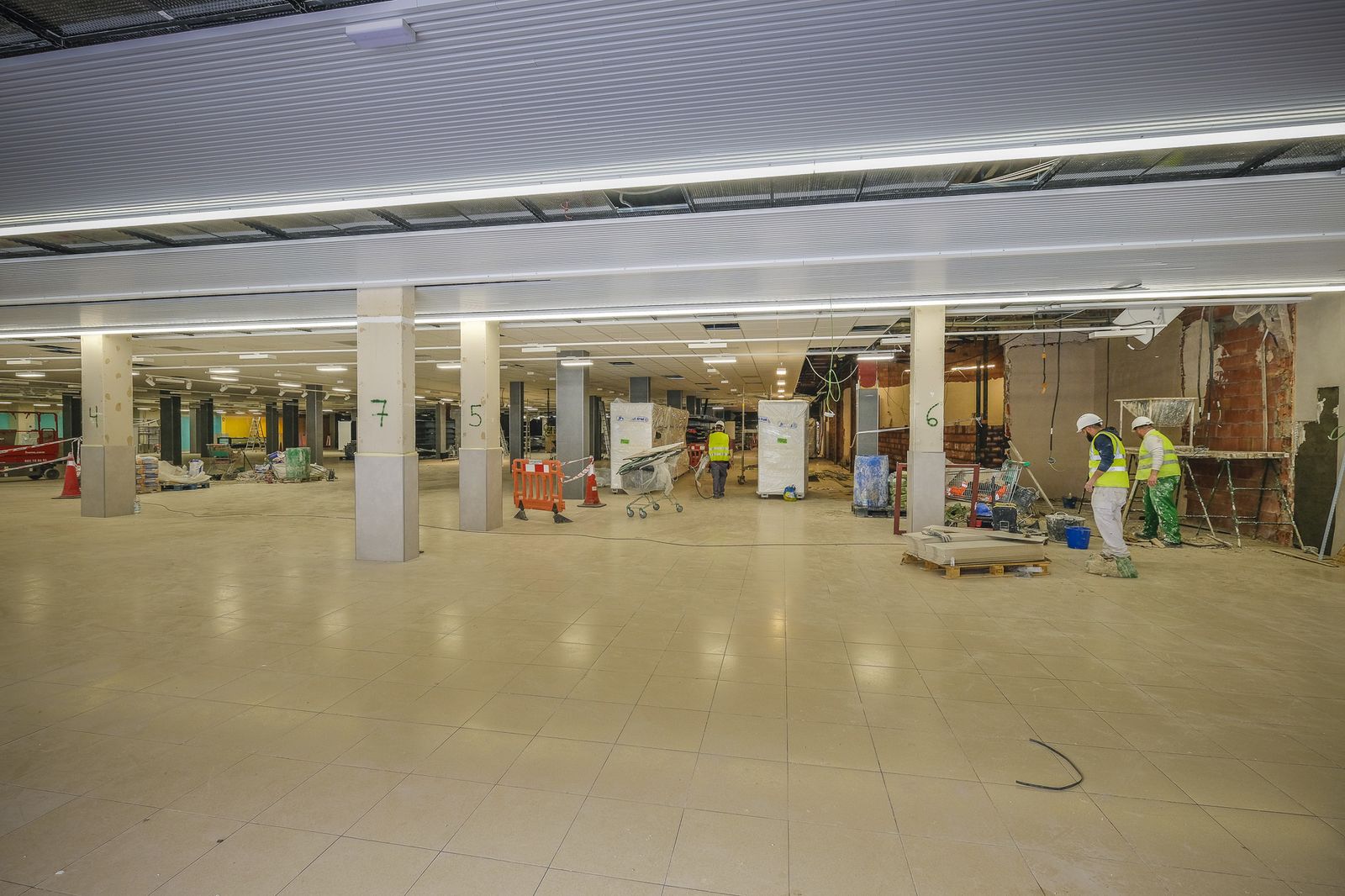 Imagen del interior del supermercado de Puntales, completamente diáfano