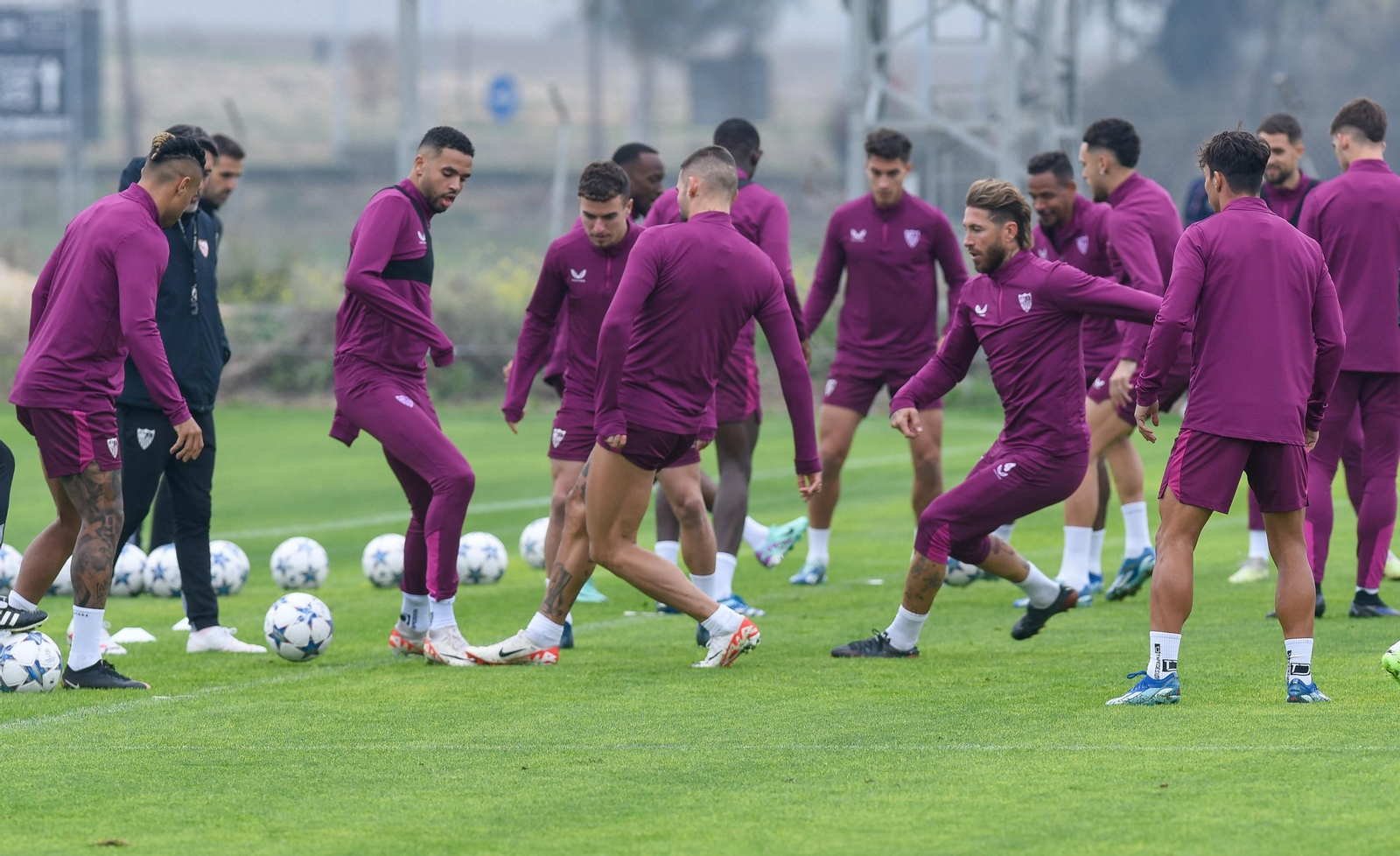 Sergio Ramos, en uno de los rondos de entrenamiento del Sevilla.