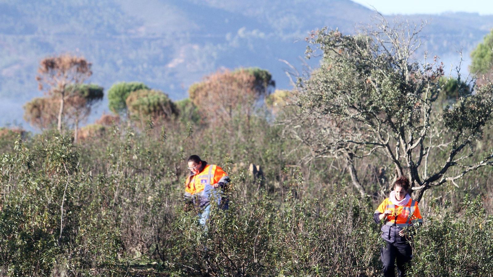 Dos voluntarias de Protección Civil en la labores de búsqueda de la desaparecida. Dos voluntarias de Protección Civil en la labores de búsqueda de la desaparecida.