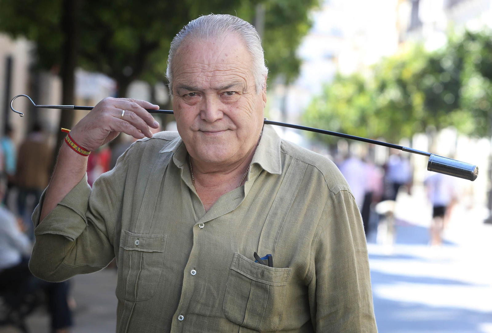 Paco Gandón posa con una venencia en la calle Larga, tras la entrevista.