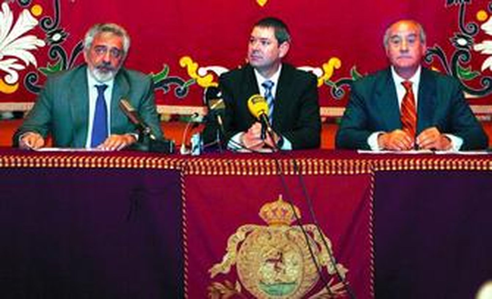 Eduardo Canorea, Demetrio Pérez -delegado del Gobierno andaluz en Sevilla- y Ramón Valencia, cotitulares de la empresa Pagés.