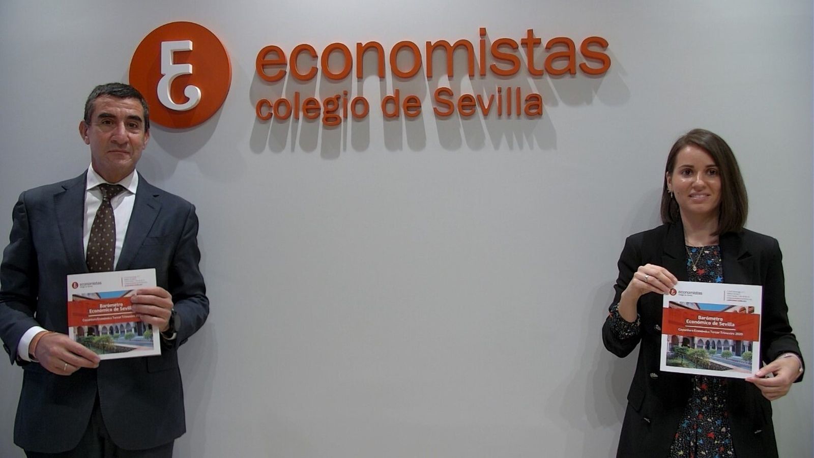 El decano del Colegio Profesional de Economistas de Sevilla, Francisco J. Tato Jiménez, y la profesora de la Loyola María del Carmen Delgado, directora ejecutiva del barómetro.