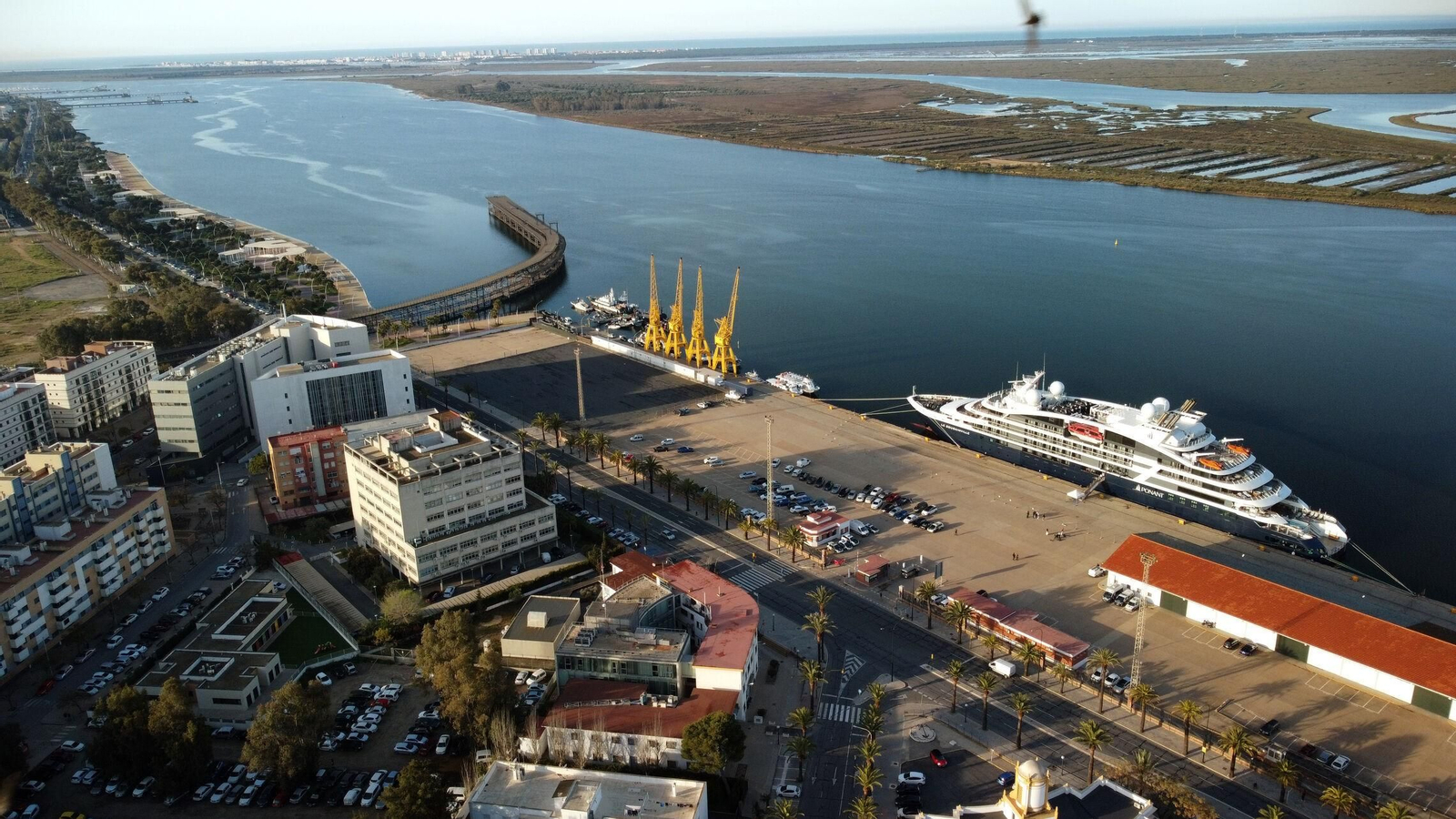 Crucero en el Muelle de Levante del Puerto de Huelva. Crucero en el Muelle de Levante del Puerto de Huelva.