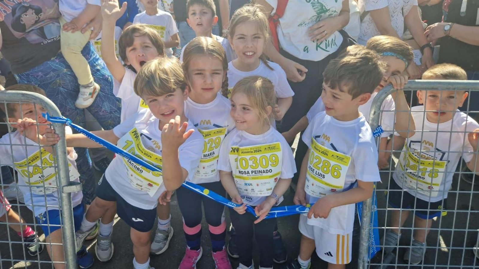 Miles de personas arroparon a los 550 participantes de esta Carrera Infantil.