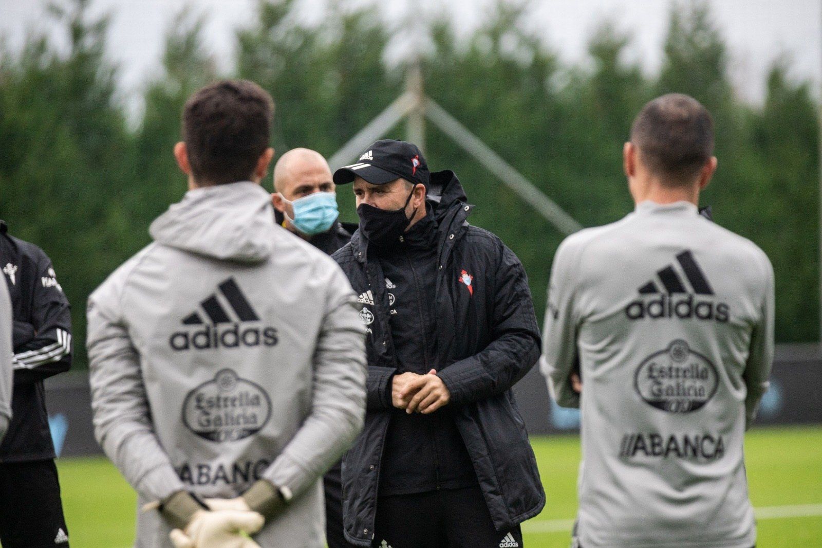 Coudet se dirige a los futbolistas del Celta en A Madroa.