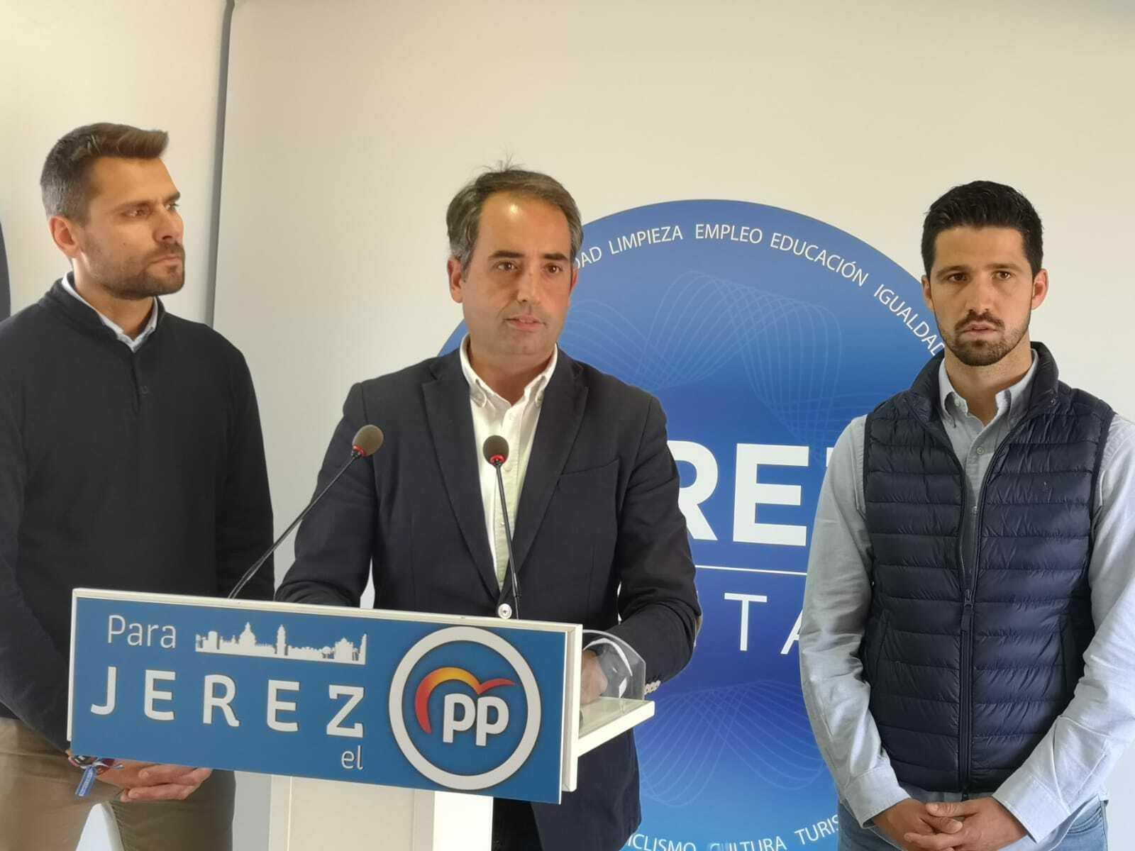 Saldaña, junto a Rafael Mateos y Pedro Herrera, en la sede del PP.