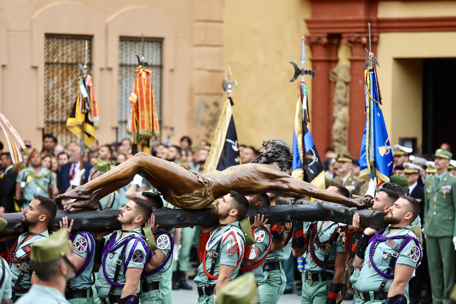 Las fotos de la Legión en el traslado del Cristo de Mena en Málaga este Jueves Santo Las fotos de la Legión en el traslado del Cristo de Mena en Málaga este Jueves Santo
