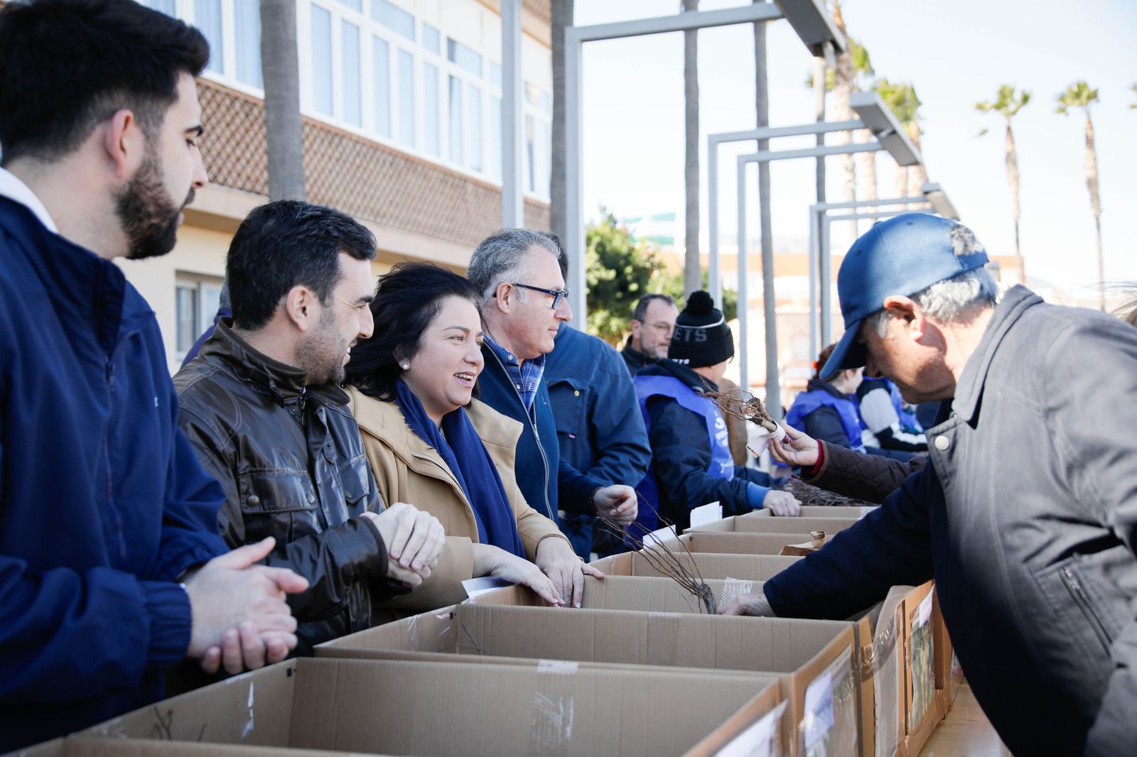 Imágenes del reparto de Parras en Alhama de Almería