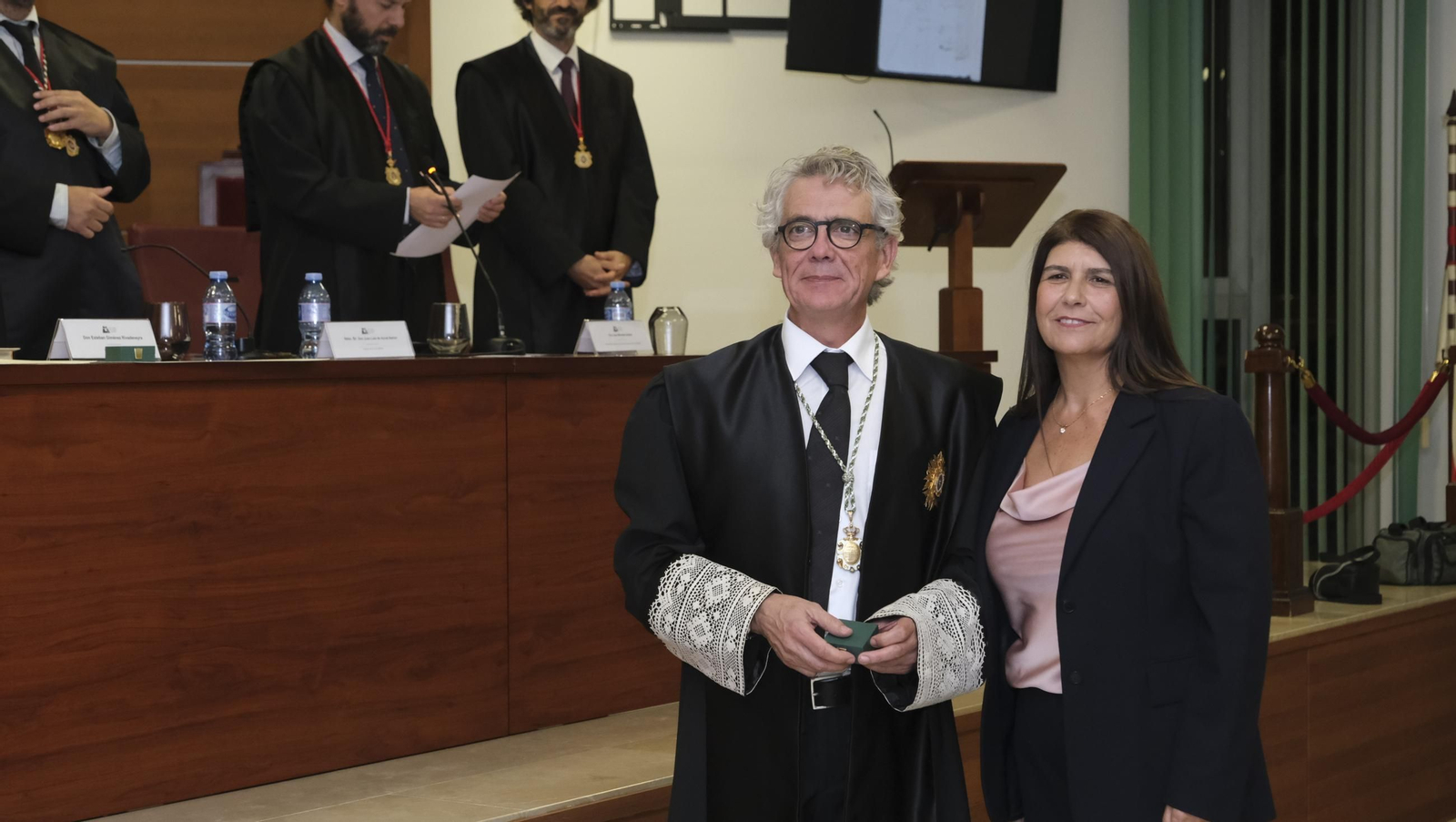 Entrega de insignias de 25 años de colegiado en el Colegio de Abogados de Almería, en imágenes