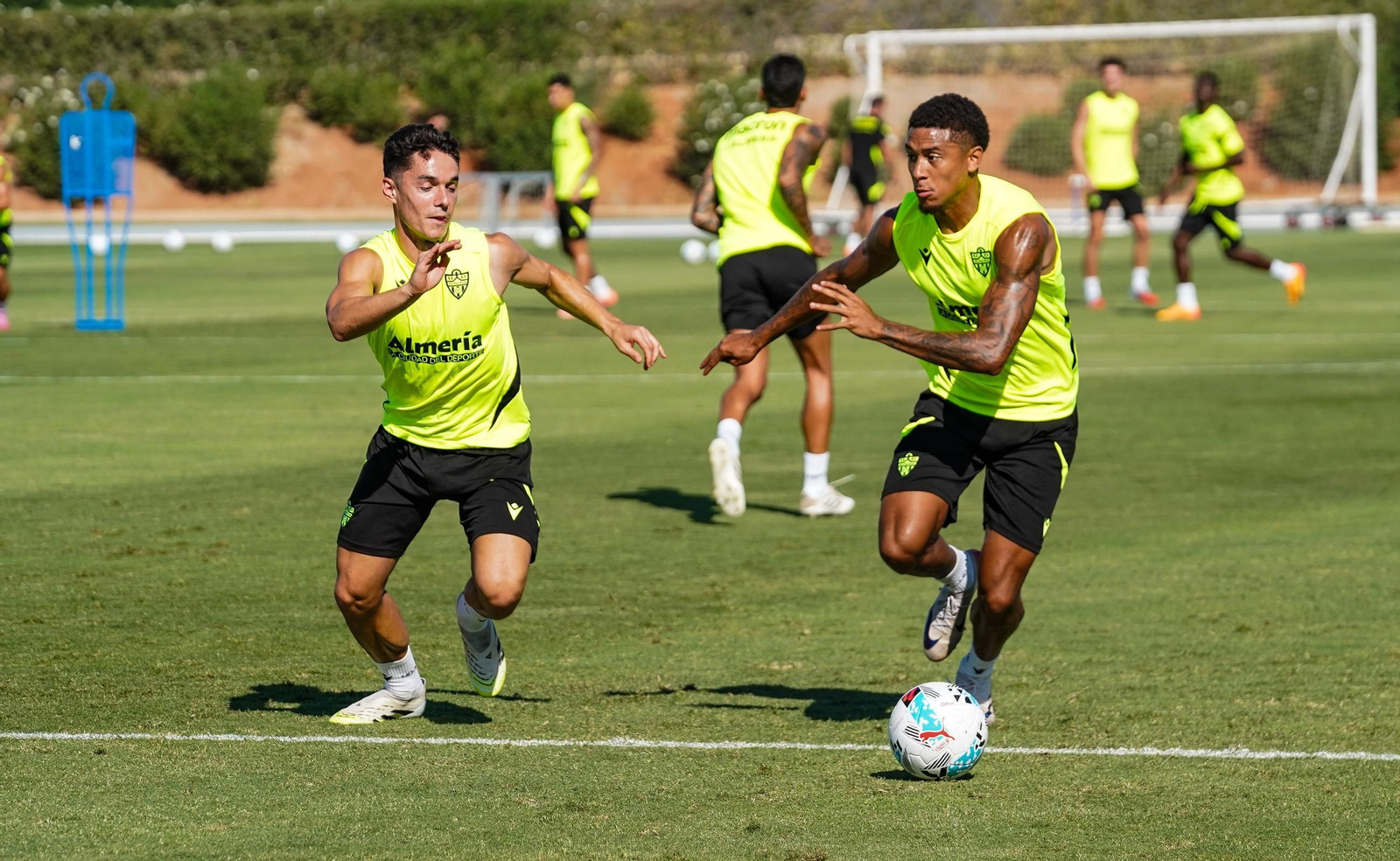 Arribas presiona a Chirino en una sesión de entrenamiento