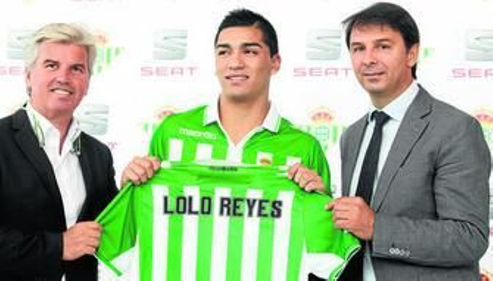 Lorenzo Reyes, flanqueado por Miguel Guillén y Vlada Stosic, posa con la camiseta del Betis y el nombre que lucirá, 'Lolo' Reyes.