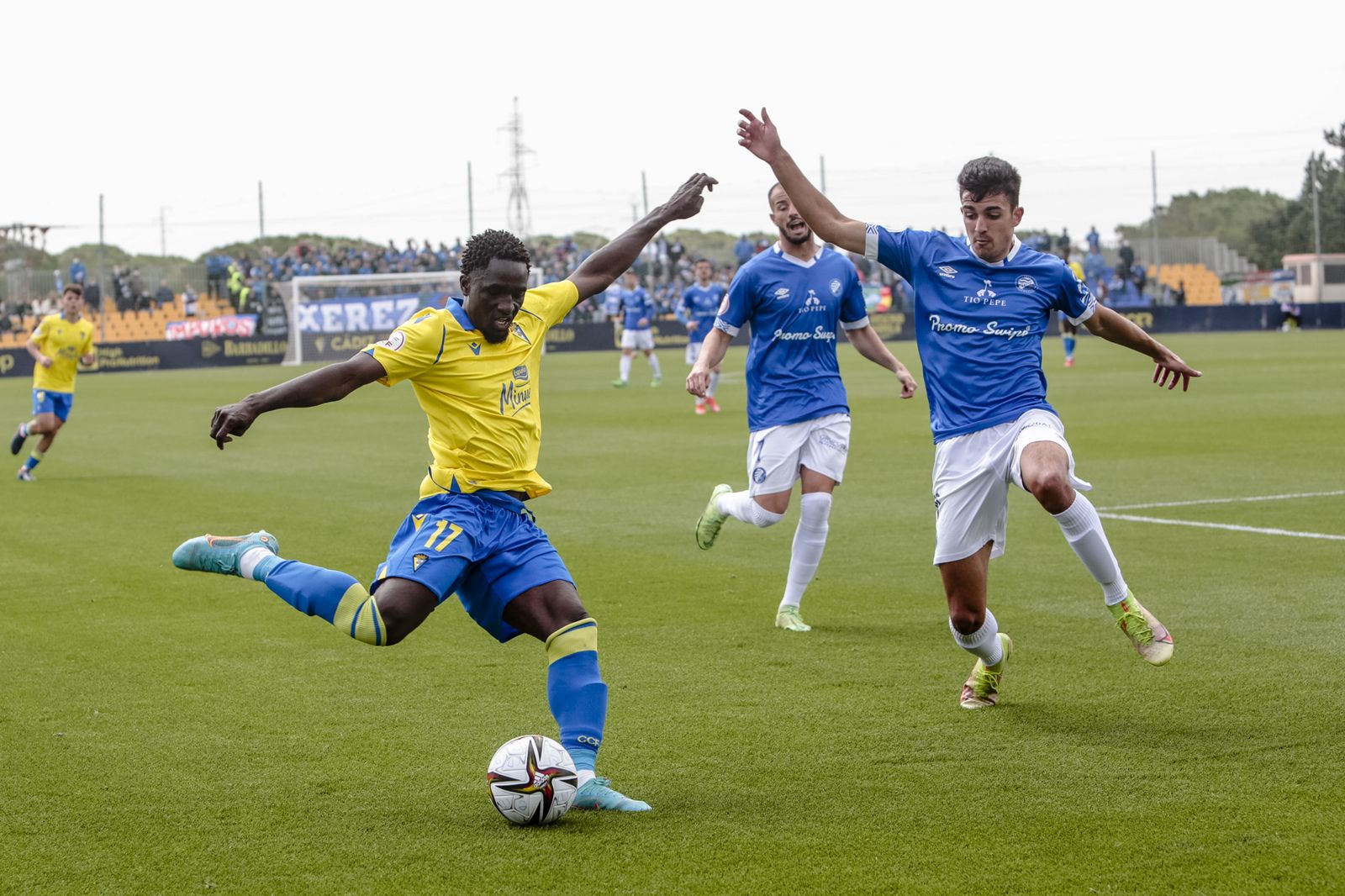 Mady Diarra trata de regatear a Ocaña en presencia de Jacobo.