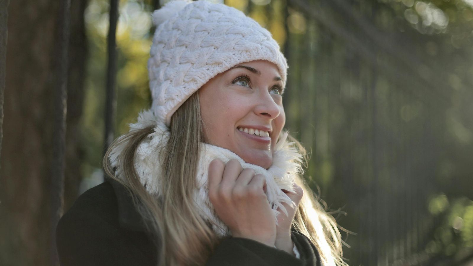 Los expertos desaconsejan el uso muy frecuente de gorros, pero si lo vas a hacer, que sea de tejidos naturales y transpirables.