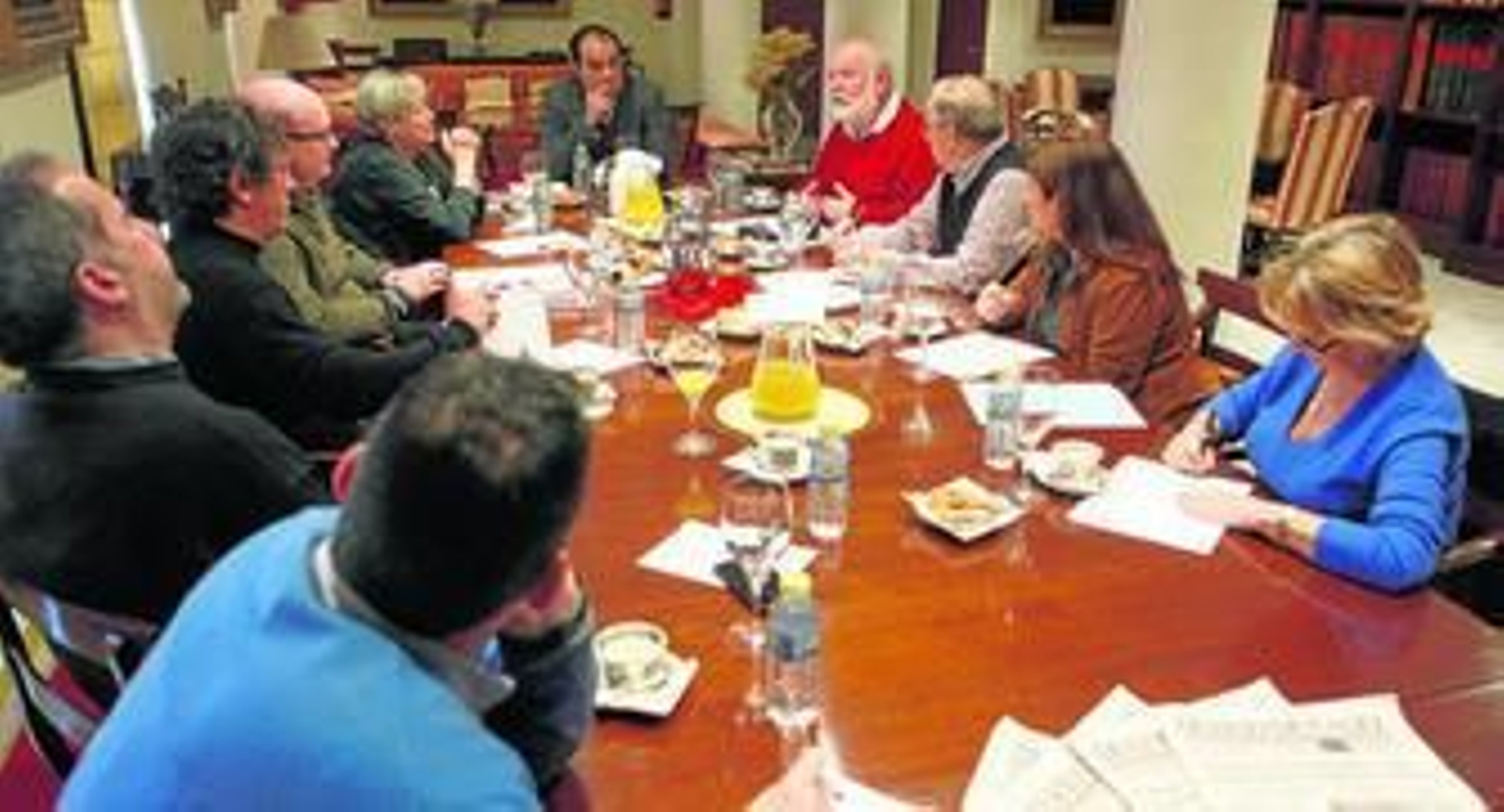 Un momento del desayuno de trabajo con algunas de las ONG de la ciudad, el pasado jueves, en la hemeroteca de Diario de Cádiz.