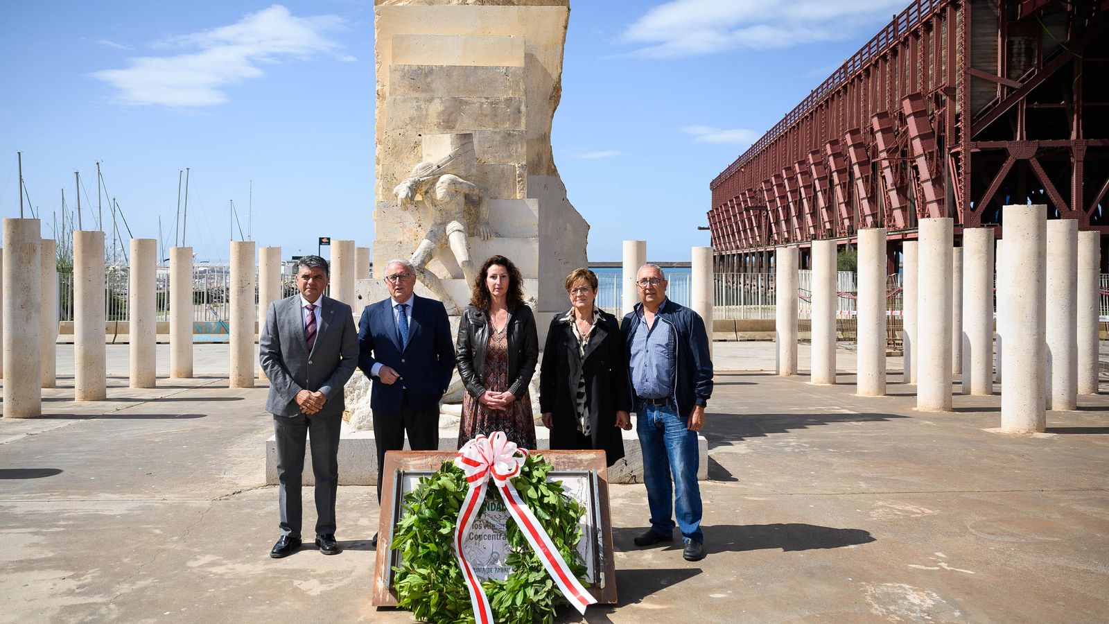 Representantes municipales junto al monumento.