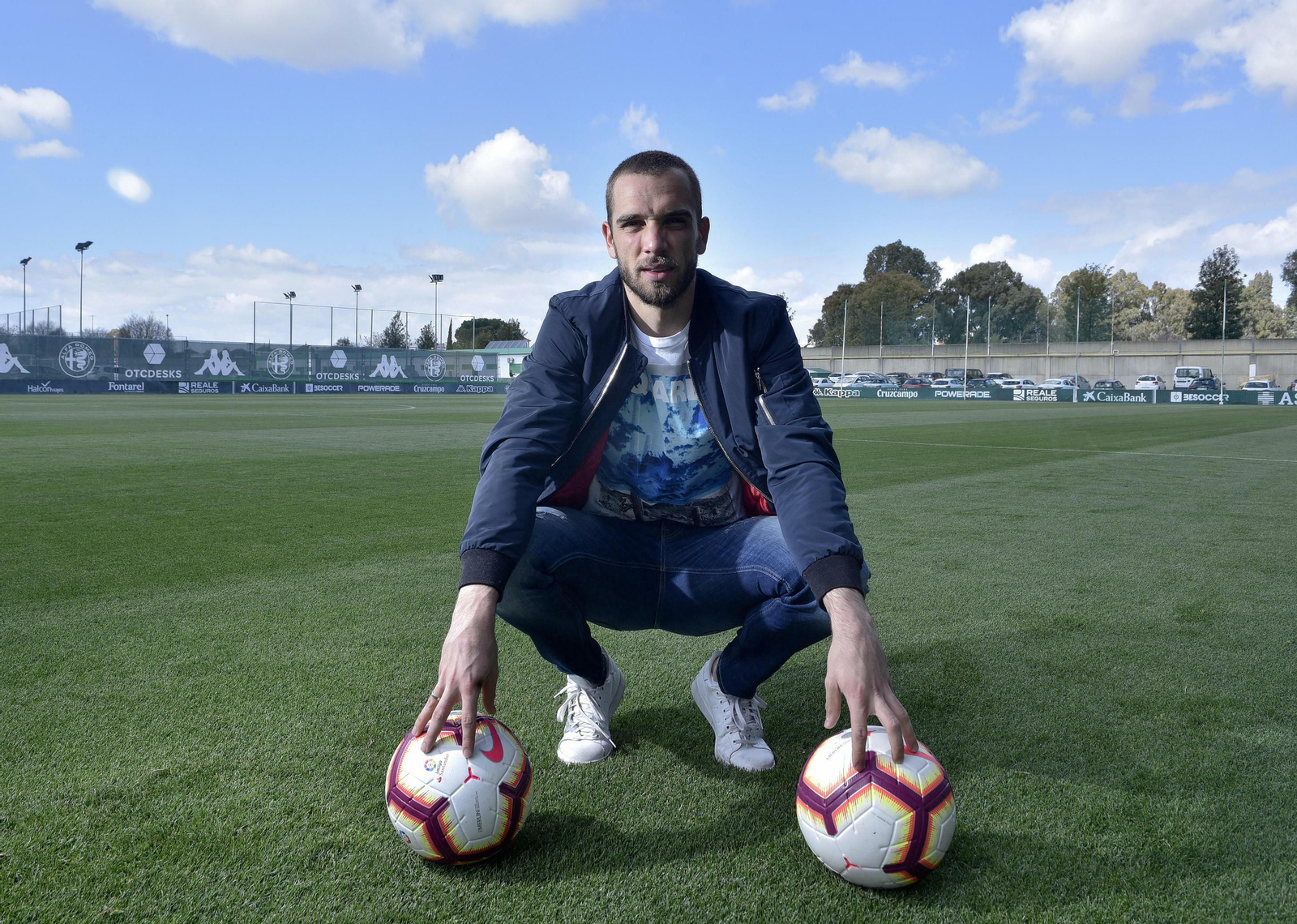 Pau López posa en el campo 2 de la ciudad deportiva.