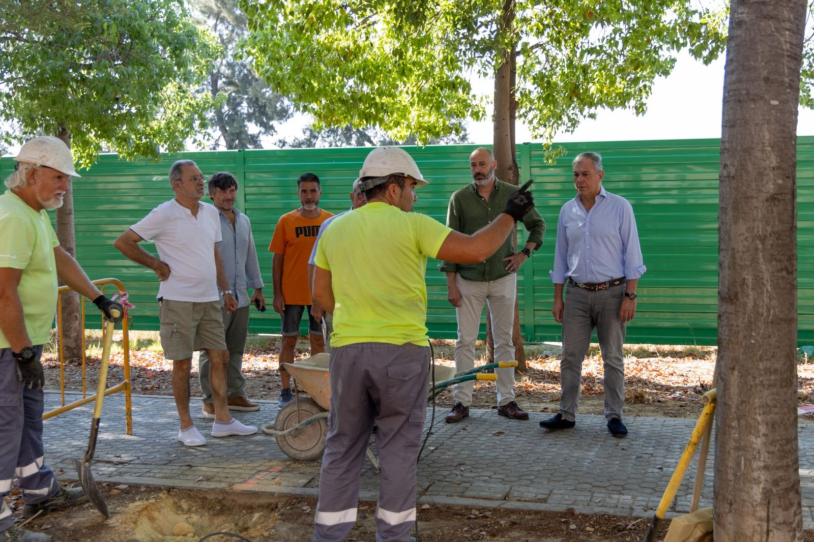 Un momento de la visita del alcalde, José Luis Sanz, a la barriada de Palmete.