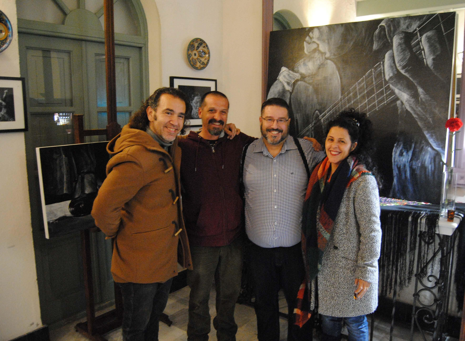 El autor, en segundo por la izquierda, junto a los cantaores David Lagos y Melchora Ortega.