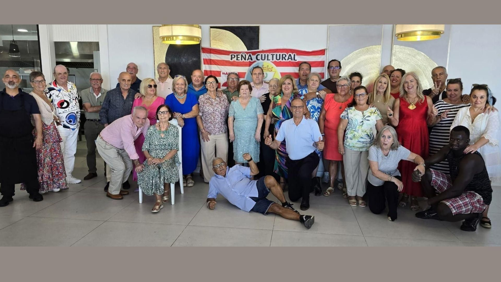 Foto de familia de La Bufanda en su tradicional almuerzo.