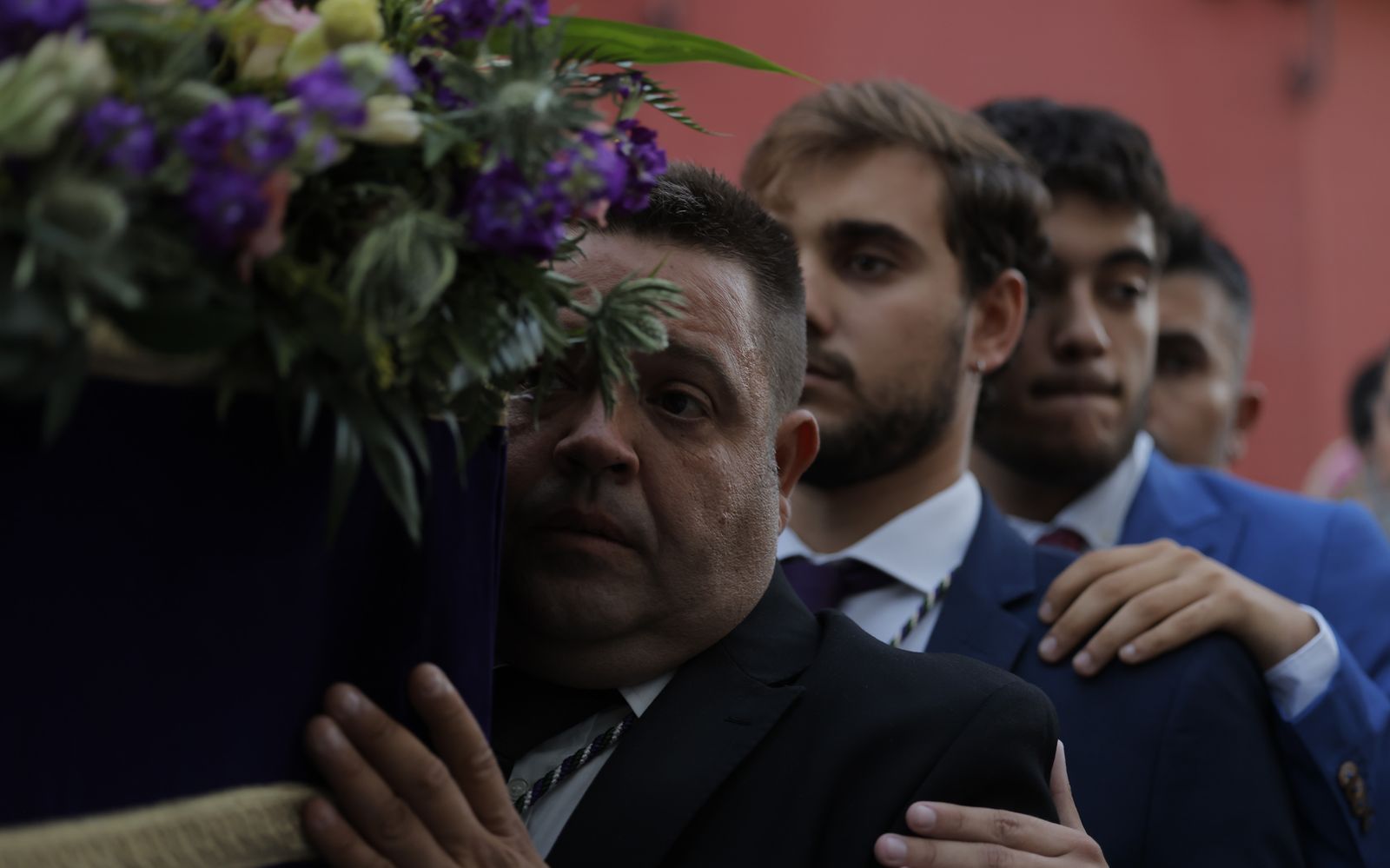 El traslado de los titulares de la Hermandad de la Redención a la iglesia de Santiago, en fotos