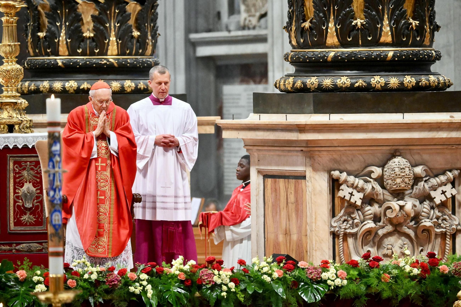 El cardenal Giovanni Battista Re, a la izquierda.