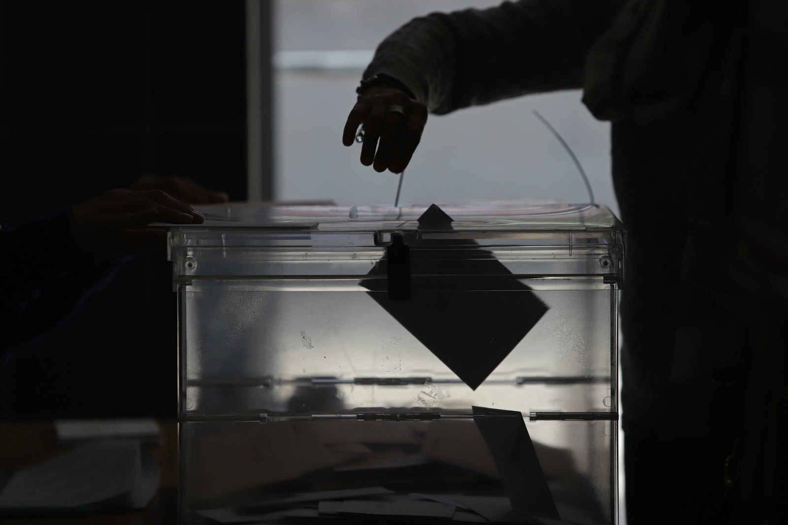 Una persona deposita su voto en las elecciones generales 2019