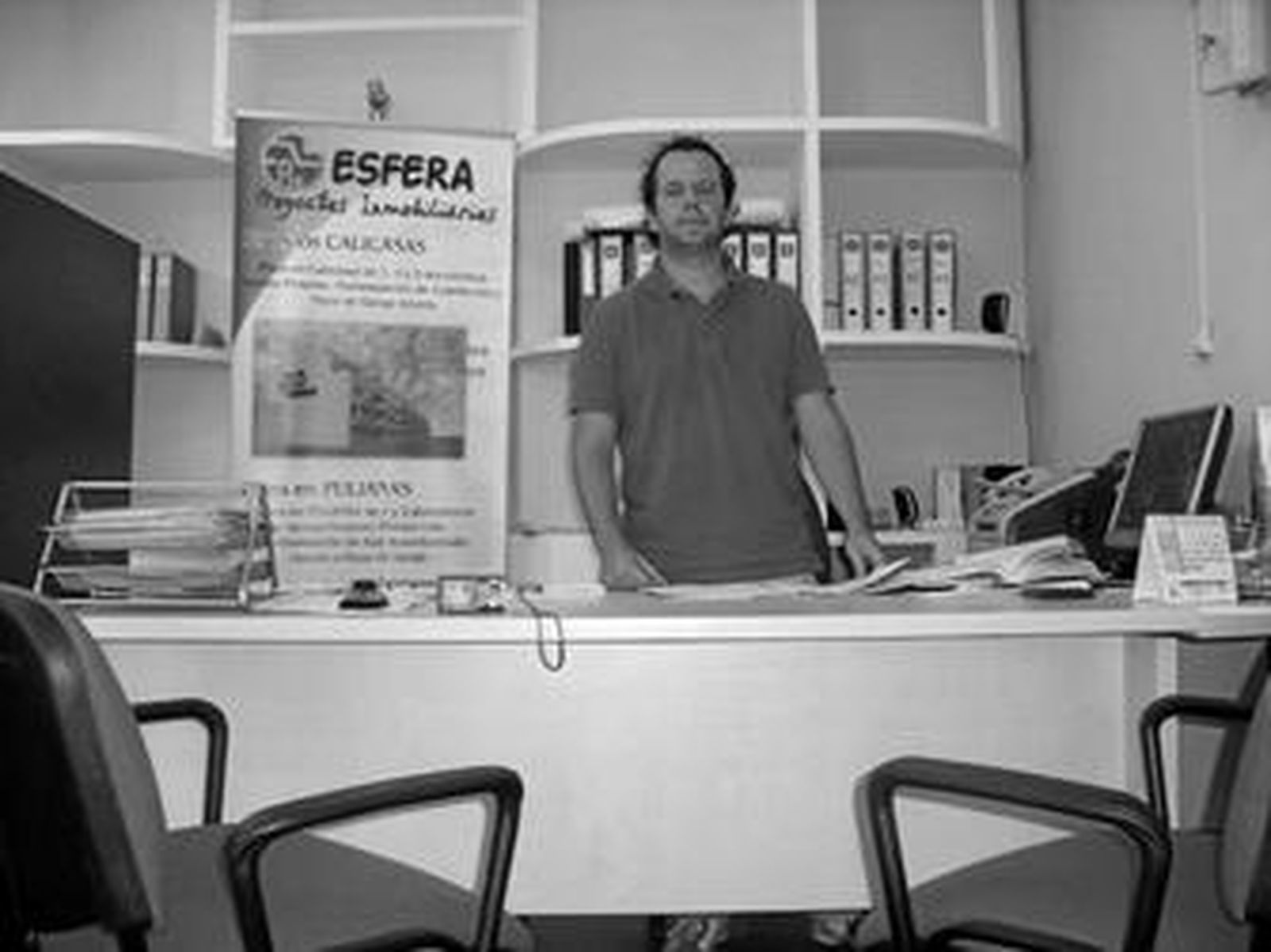 Antonio Navarro en la oficina situada en la Avenida Federico García Lorca.