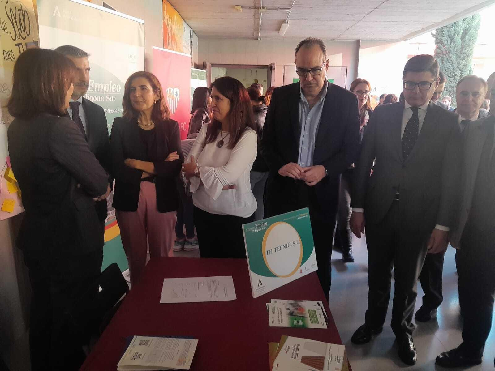 Jaime Bretón, con la consejera de Empleo y el presidente del Pleno del Ayuntamiento.