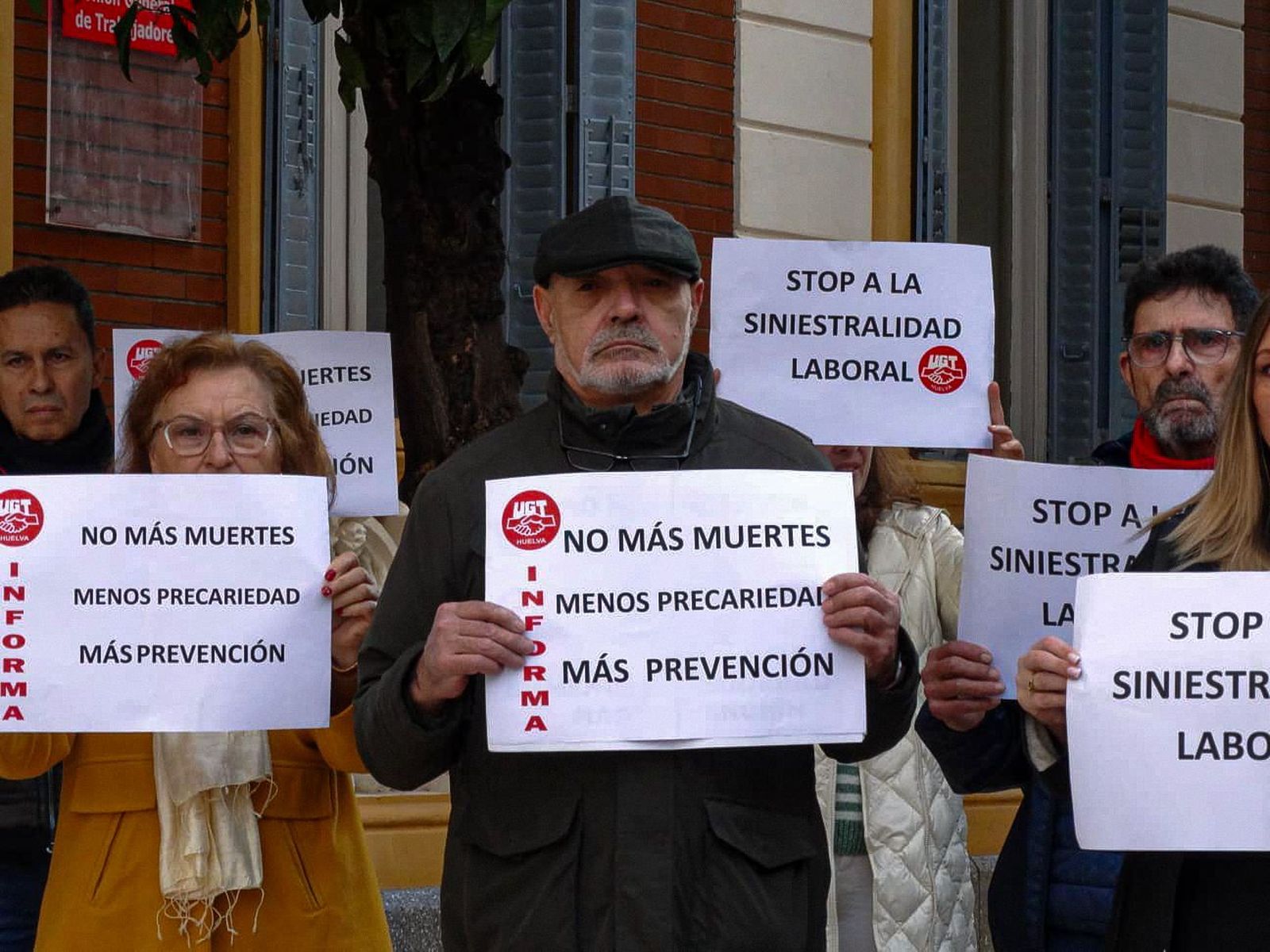 Fotografías del minuto de silencio en UGT por la muerte de un trabajador