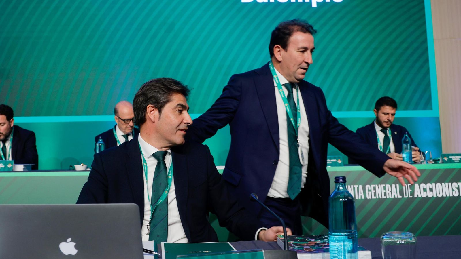 Ángel Haro y José Miguel López Catalán, antes del comienzo de la Junta.