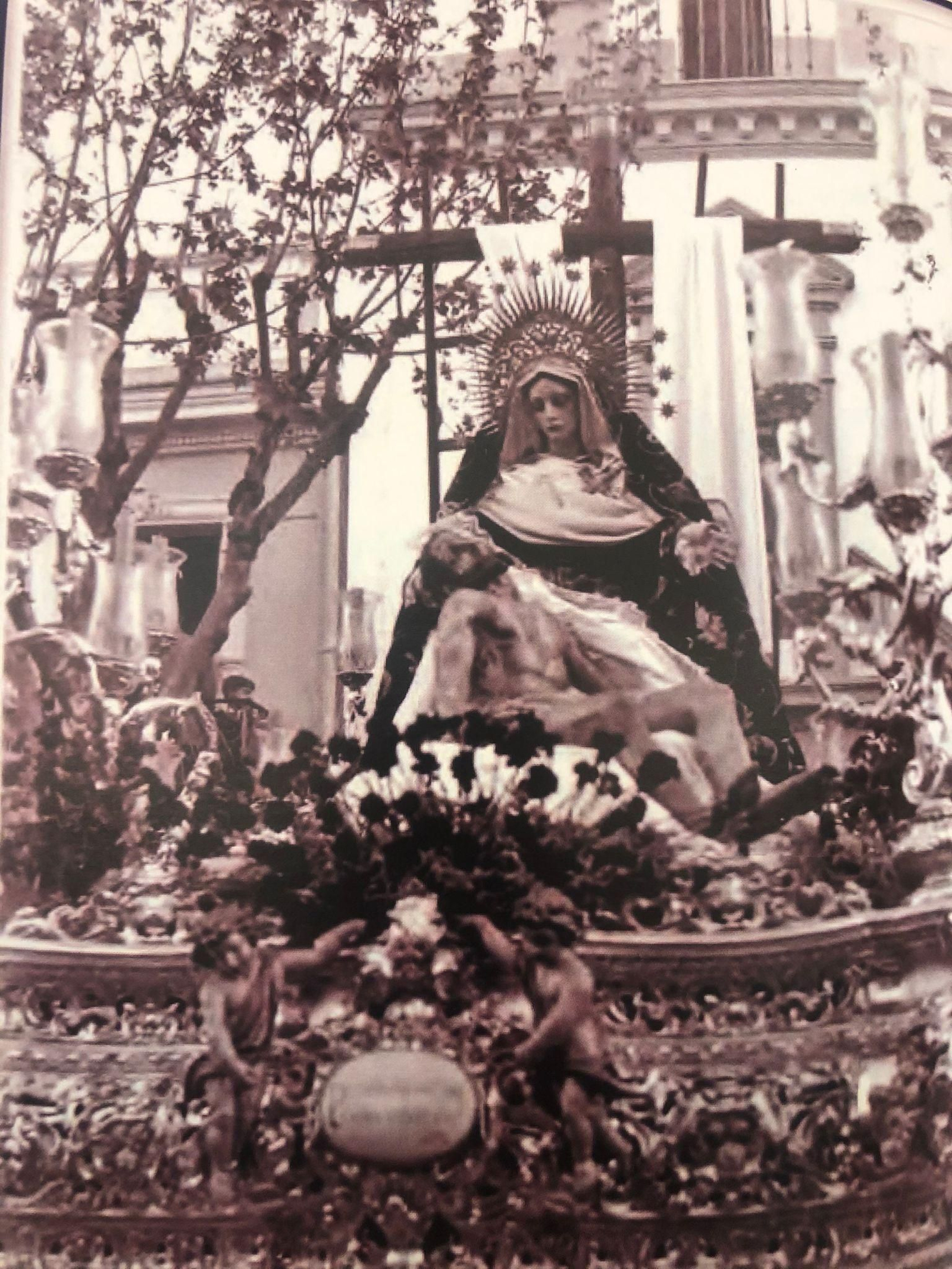 La Piedad del Baratillo, junto al Cristo de Pizarro, portando dicha diadema