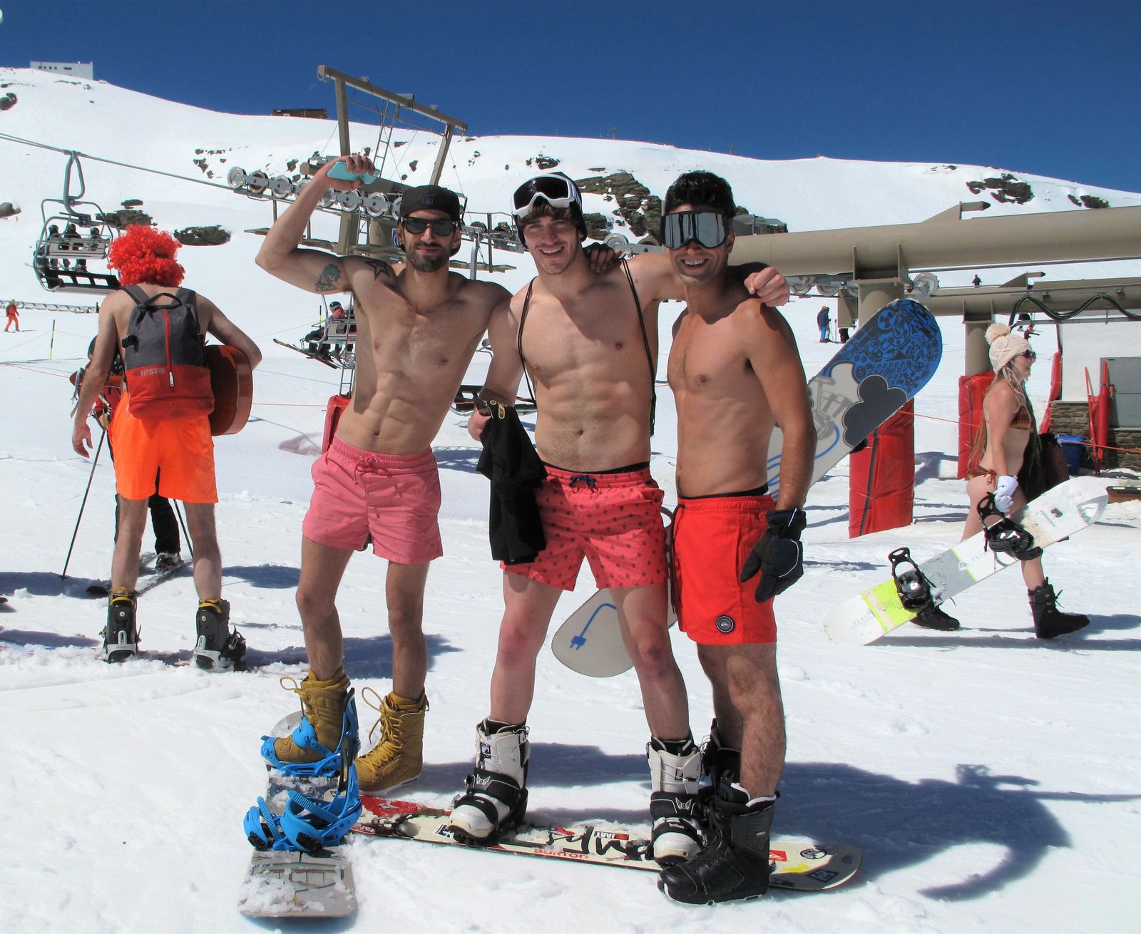 Sierra Nevada, de fiesta de la primavera con la bajada en bañador
