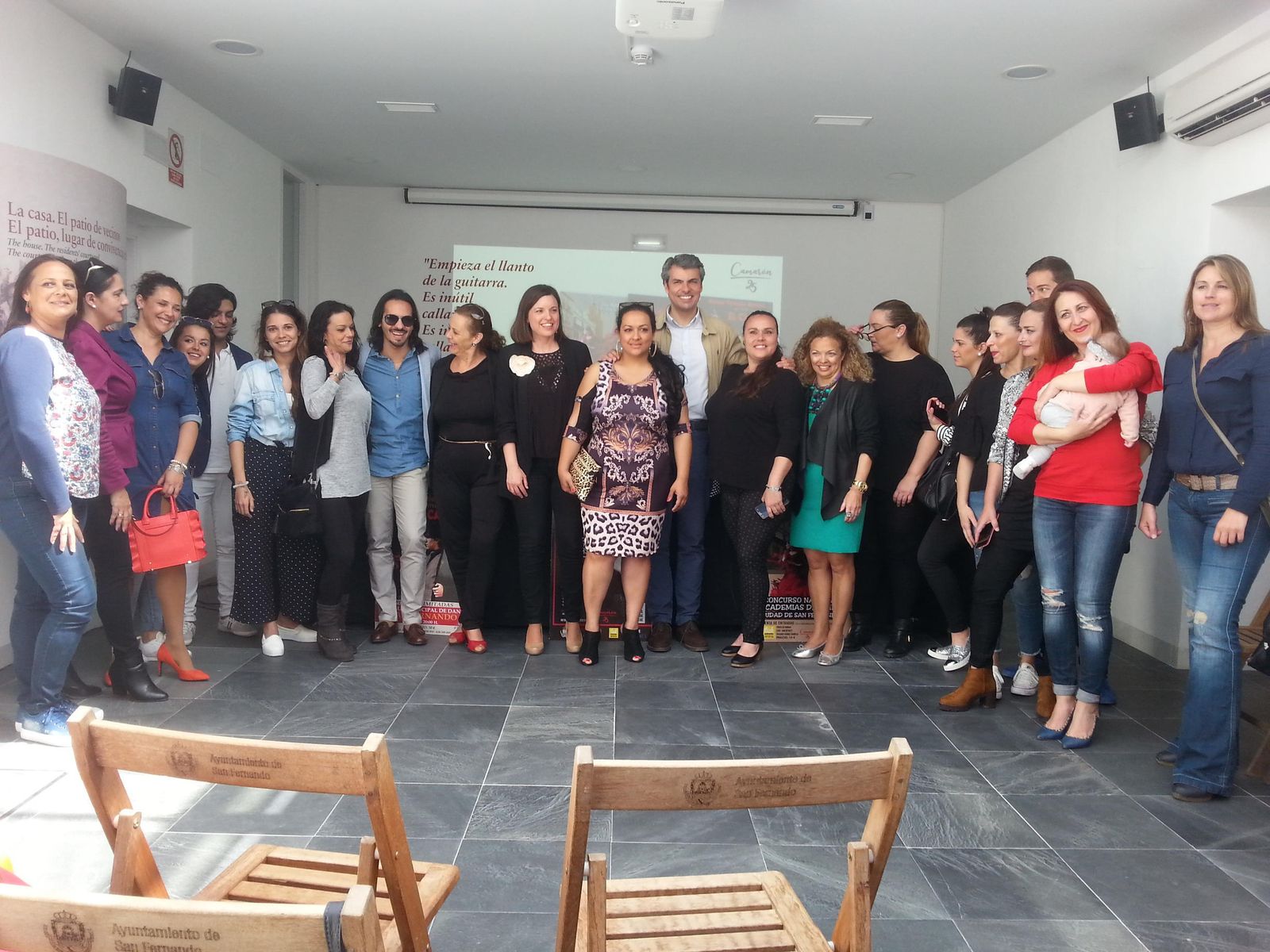 Farruquito y miembros de su familia con representantes municipales y de las academias de baile de San Fernando.