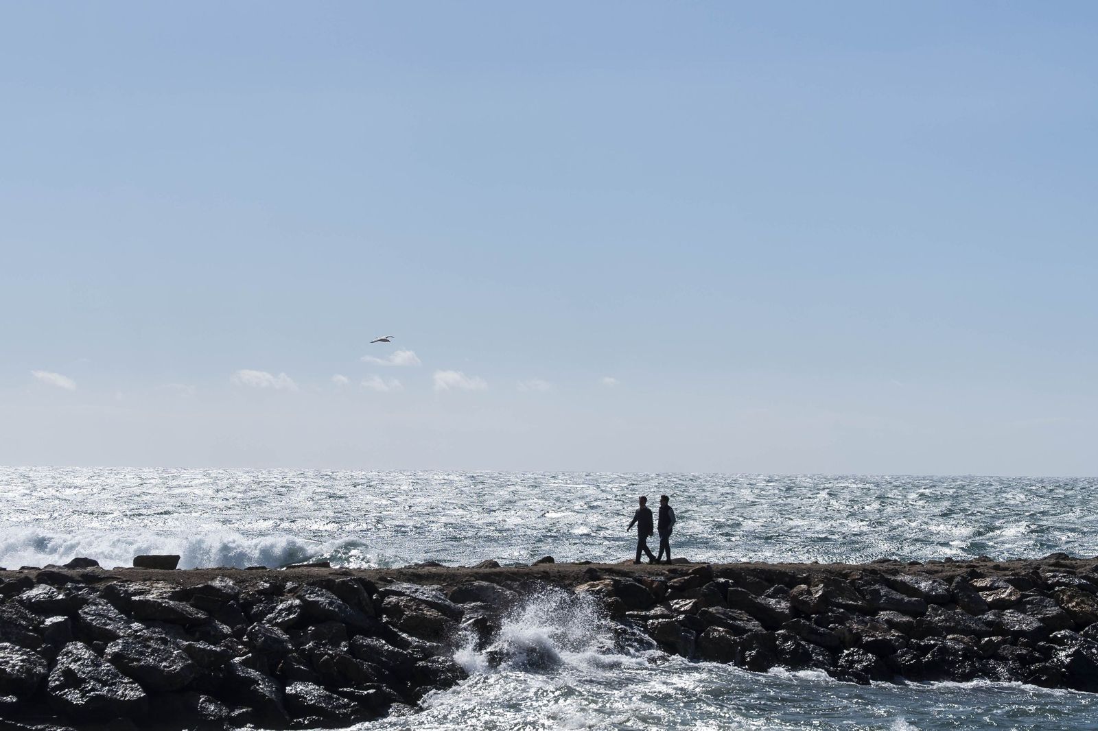Las imágenes del viento que sacude Almería con rachas de hasta 93 km/h