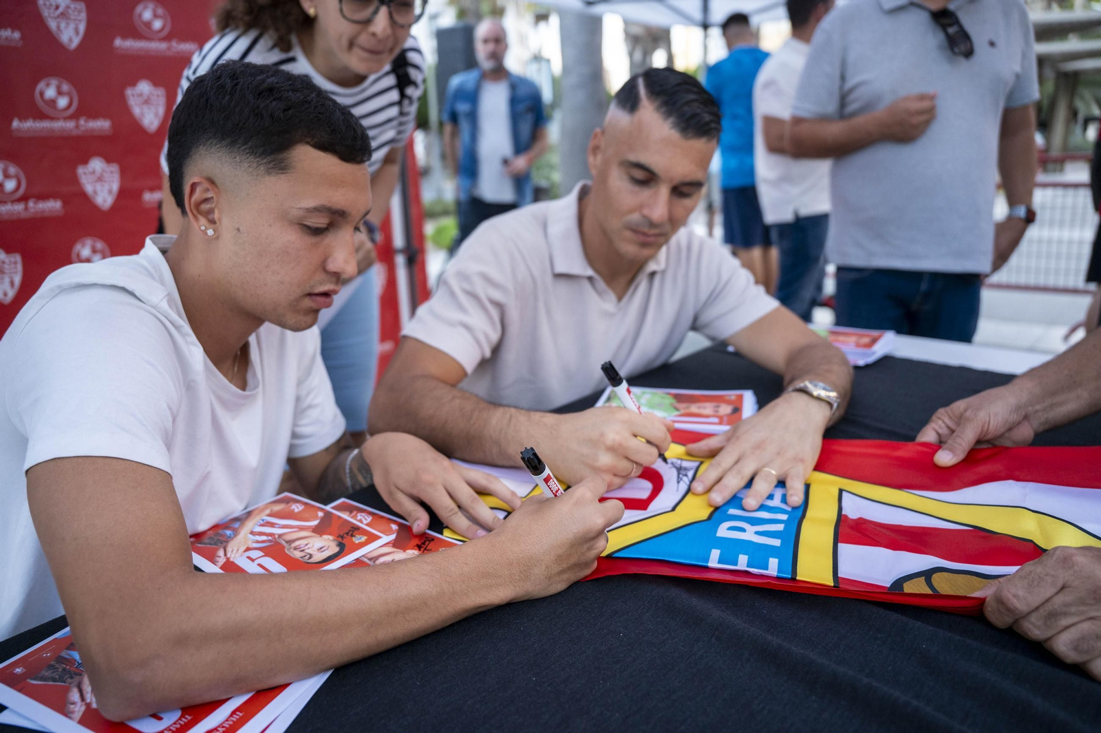 Los jugadores de la UDA Thalys y Andrés firman autógrafos