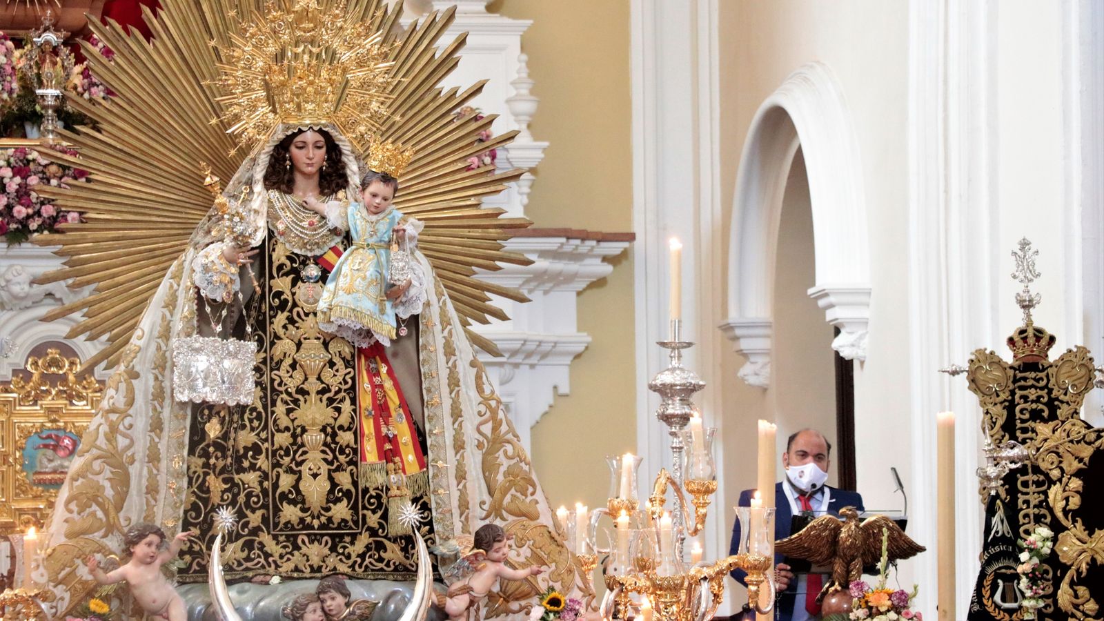 La virgen del Carmen del Perchel durante el rezo del rosario de la Aurora.