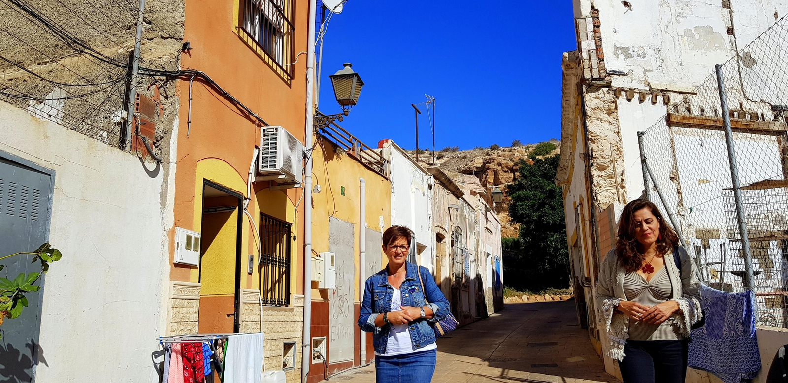 Adriana  Valverde y Carmen Aguilar, en la manzana de la calle Hércules