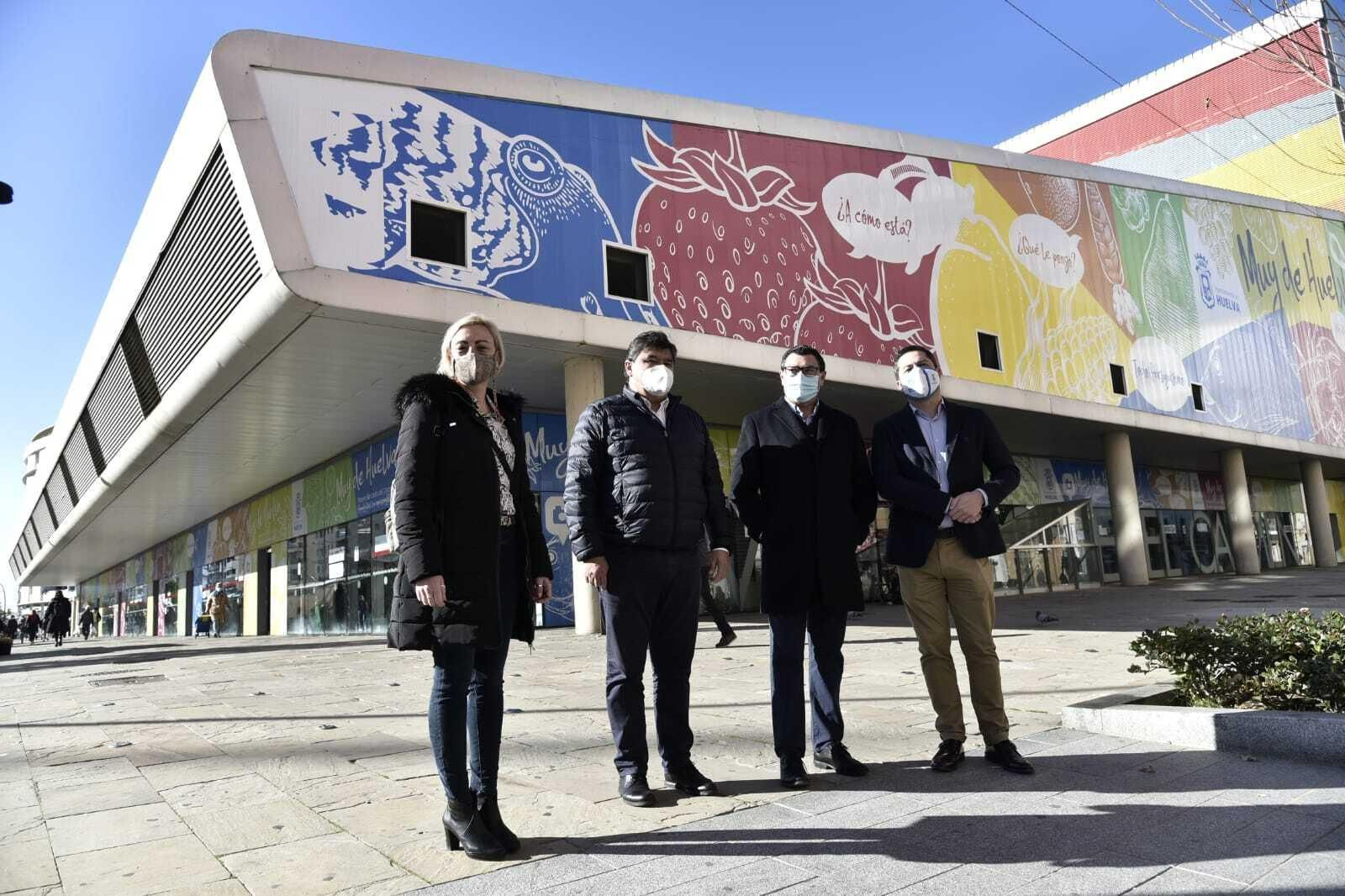 El alcalde, junto a los concejales y el presidente de los detallistas, ante la nueva fachada del Mercado del Carmen