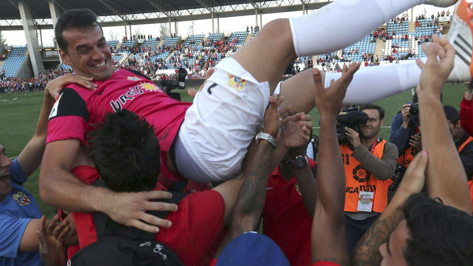 Esteban manteado tras lograr la salvación ante el Athletic Club un 18 de mayo de 2014