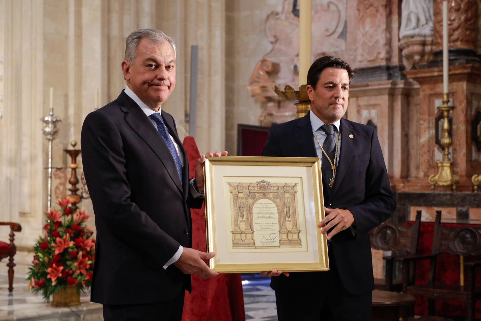 Besamanos extraordinario de la Virgen de la Piedad del Baratillo en el Sagrario con motivo de su coronación, donde el Alcalde, José Luis Sanz, le ha impuesto la réplica de la medalla de la ciudad