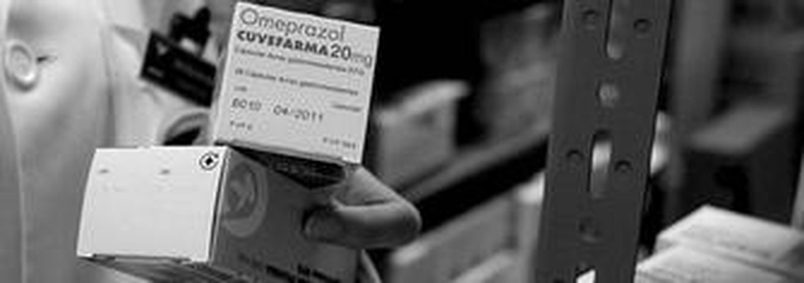 El proceso ha cambiado. Tras localizar el medicamento, el farmacéutico lo pasa por el lector de códigos y aparece el precio en la pantalla del ordenador. Si el cliente lo pide, se le hace un recibo con el precio.