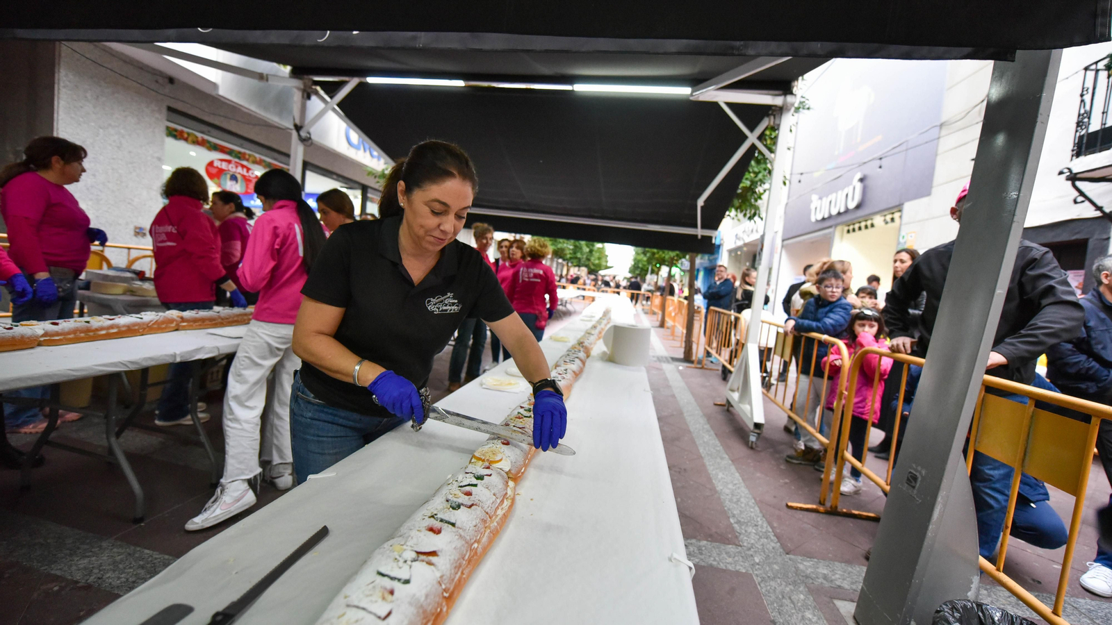 El III roscón de Reyes gigante solidario de Algeciras, en imágenes