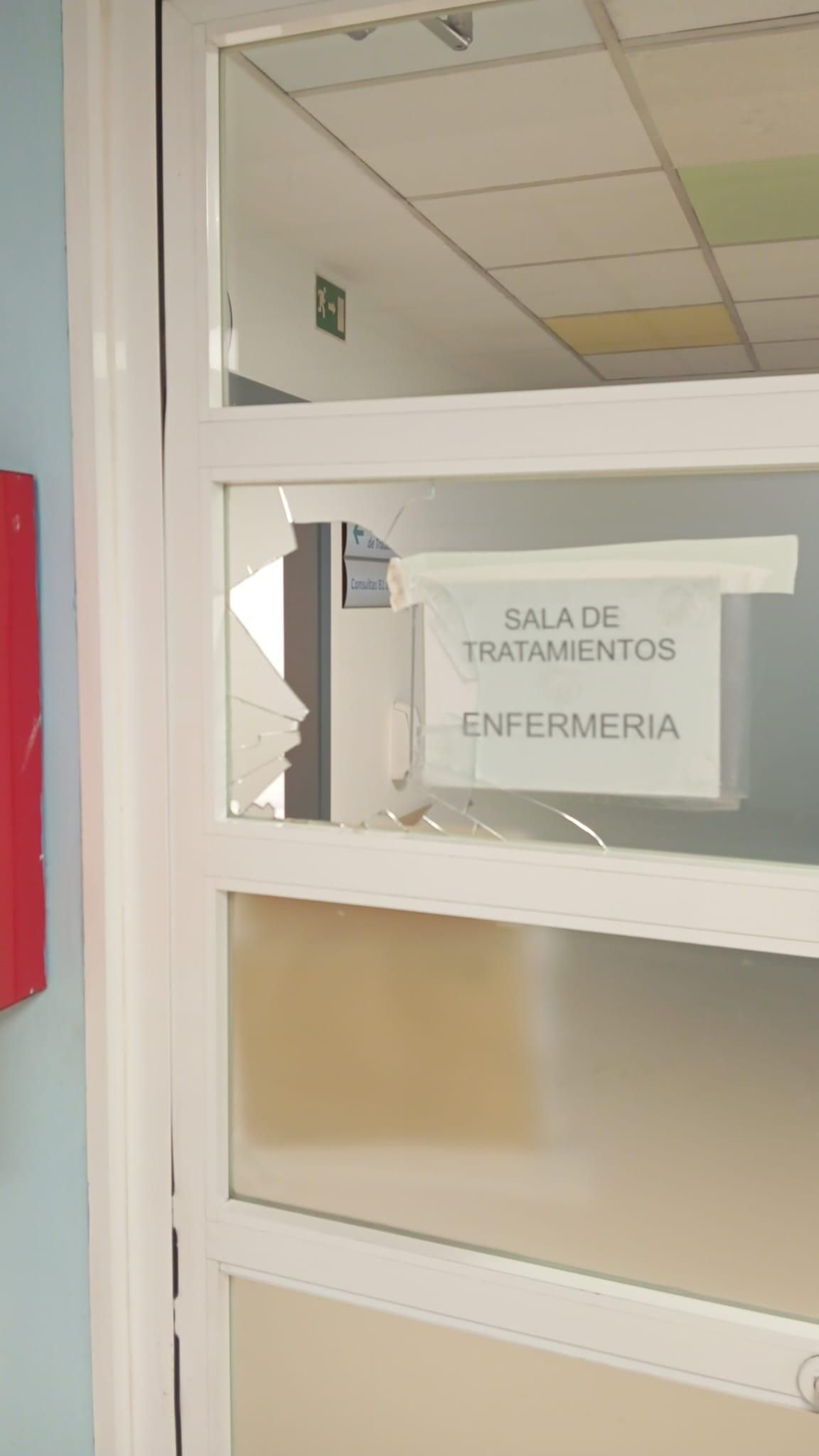 Puerta de la sala de tratamientos de Enfermería.