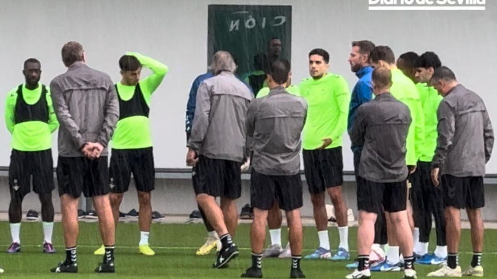 Bartra pide la palabra en la charla