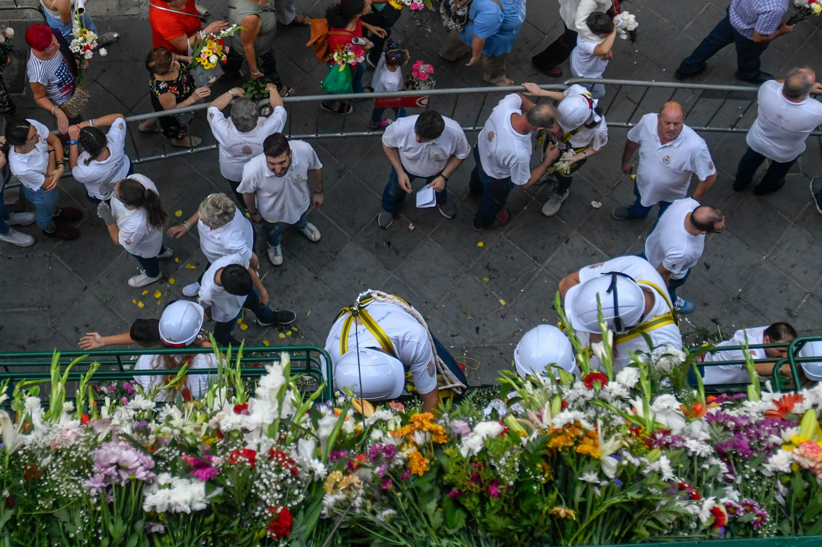 La Ofrenda floral a la Virgen de las Angustias, en imágenes